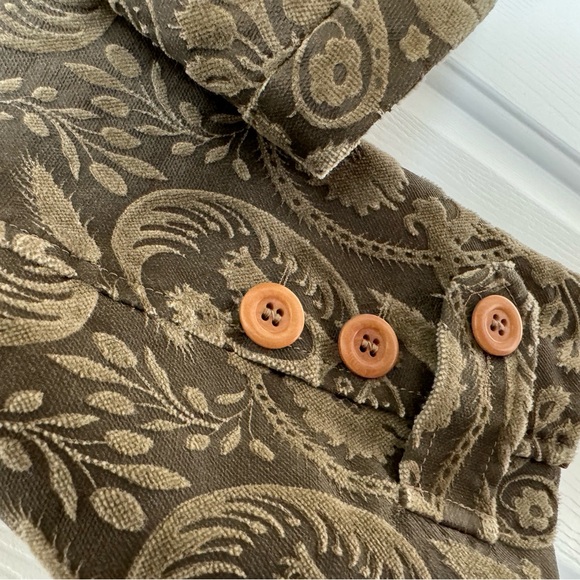 Olive green waist coat by French designer. Retro look; sharp finisher - Picture 3 of 8